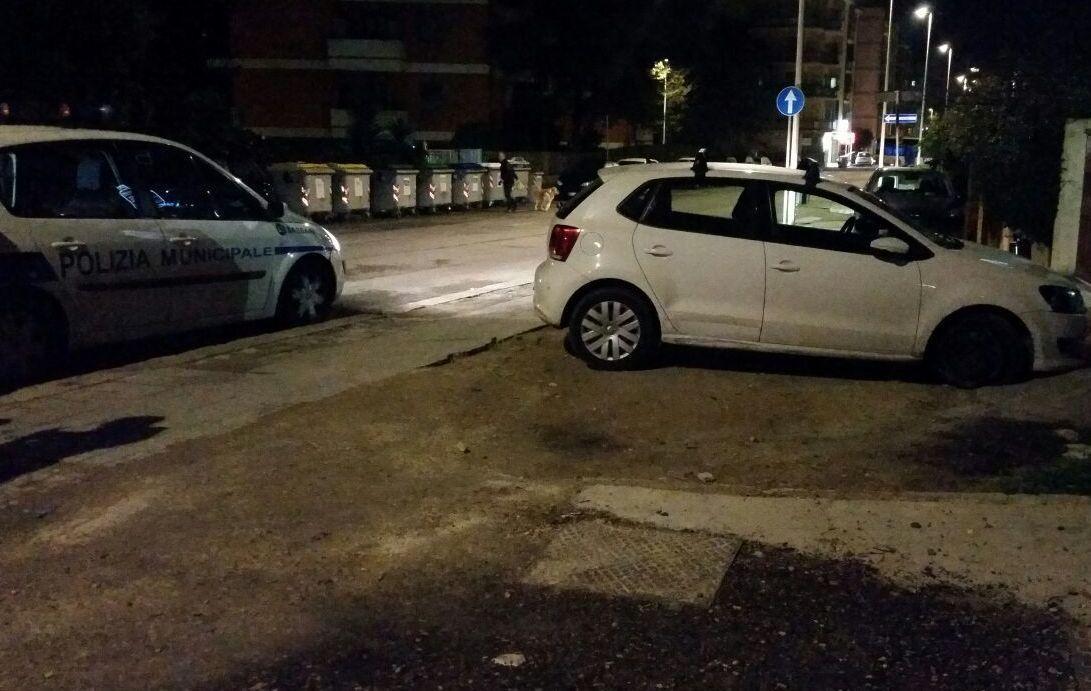 Contromano con la Polo sulla rotatoria 