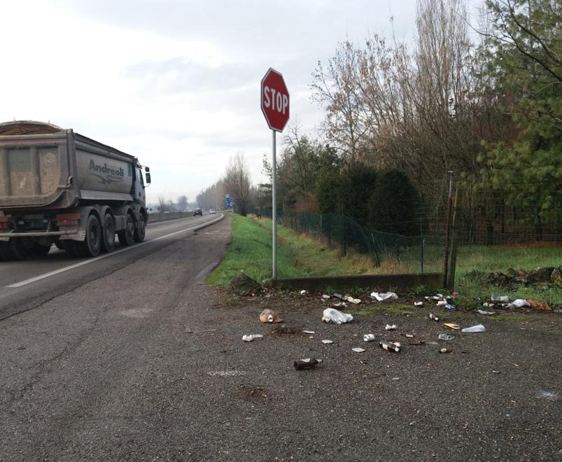 Sos per Strada Bellaria, buche e sporcizia