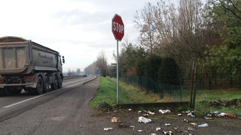 Sos per Strada Bellaria, buche e sporcizia