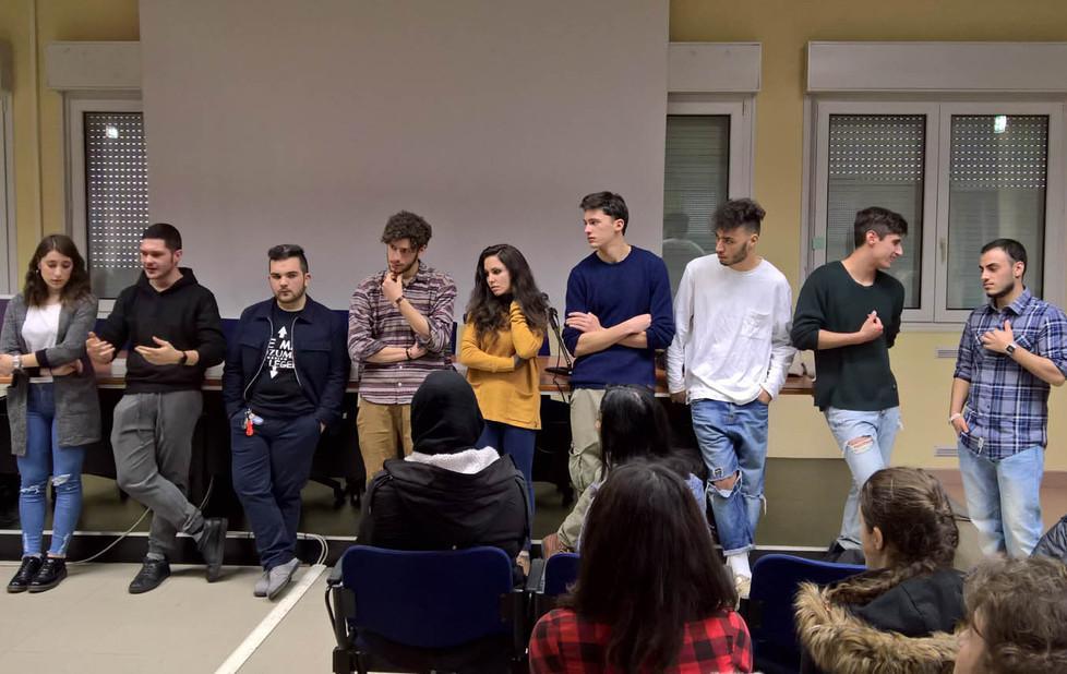Studenti universitari in cattedra a scuola 