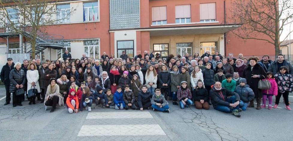 Le scuole saranno demolite Ex alunni nella foto ricordo
