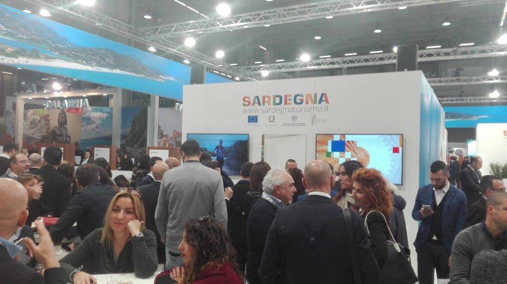 Folla davanti allo stand della Sardegna