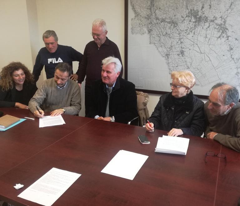 La firma del documento tra il sindaco Vanni e i sindacati