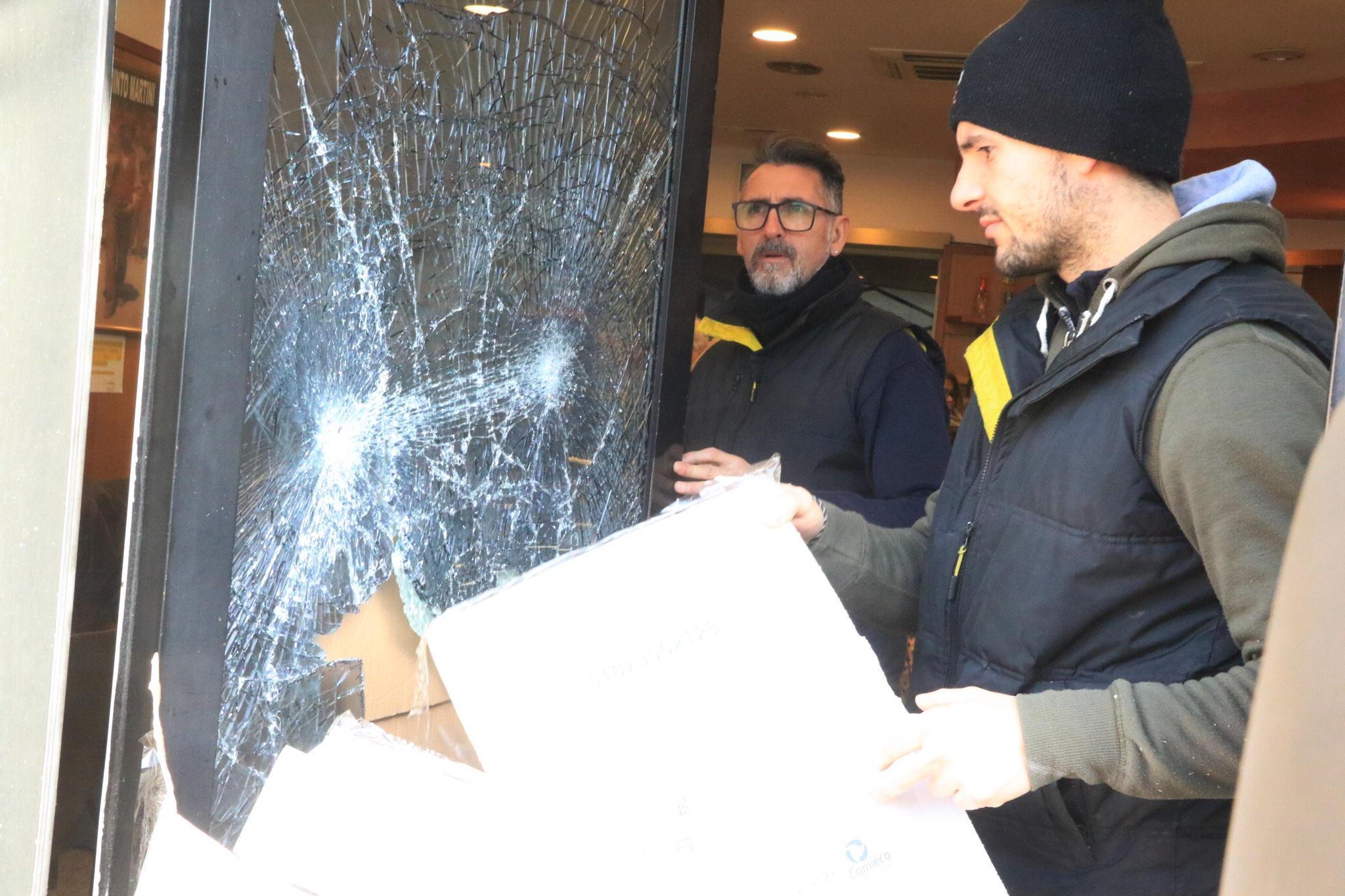 La porta a vetro sfondata al circolo Martini