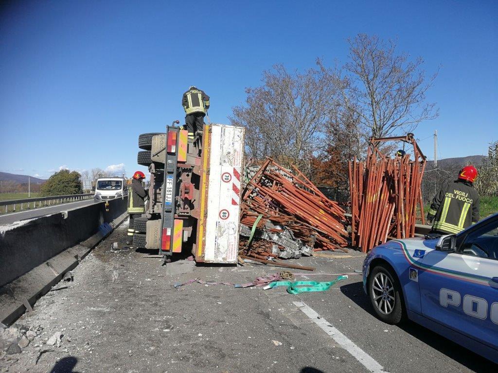 Il camion ribaltato sull'Aurelia (foto Enzo Russo)