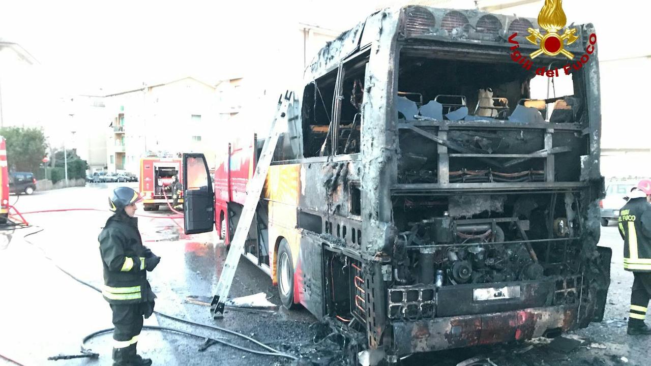 Fiamme su un bus di linea: intossicato l'autista