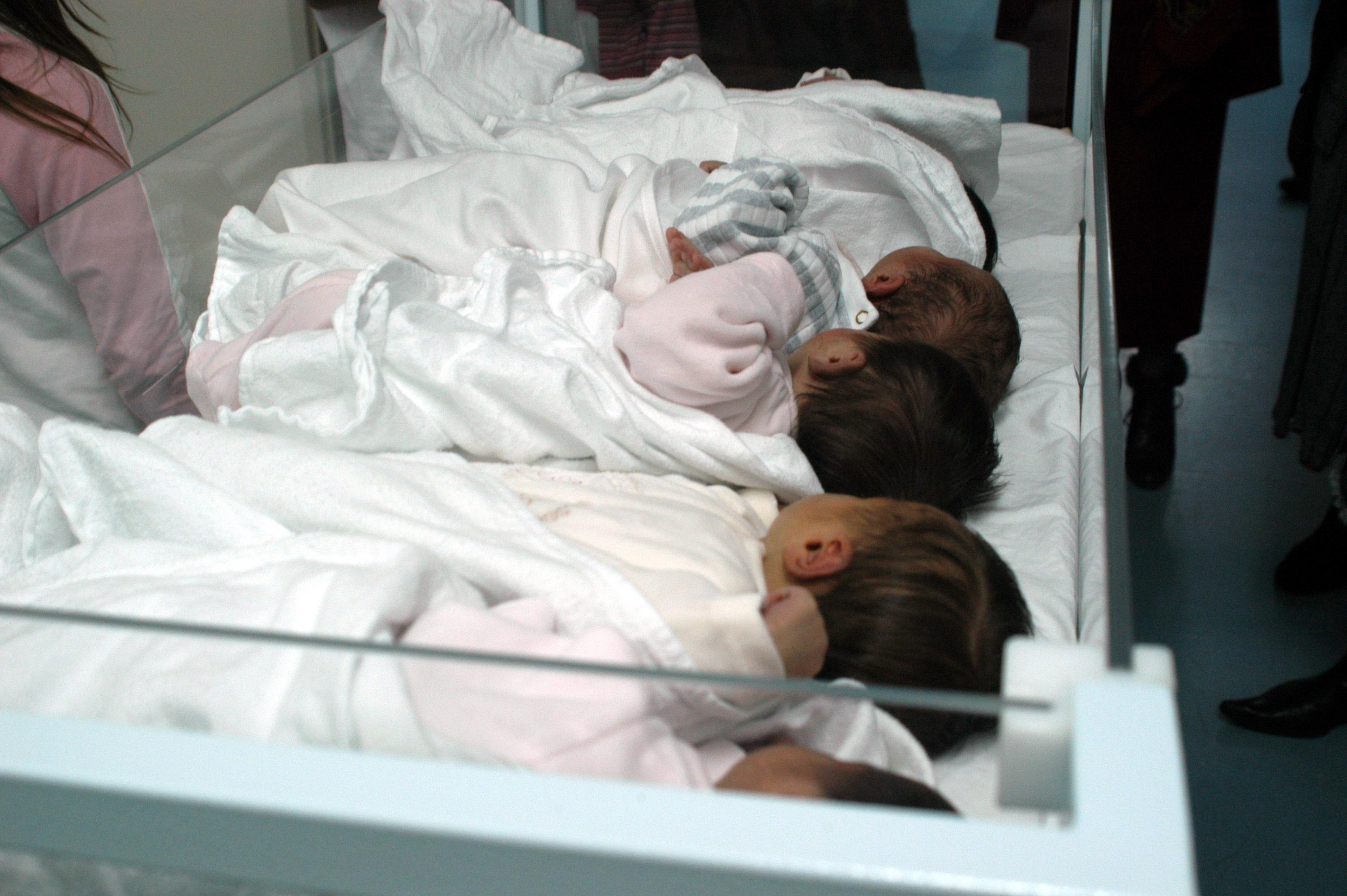 Olbia, coppia di sposi dona 20 culle neonatali all'ospedale