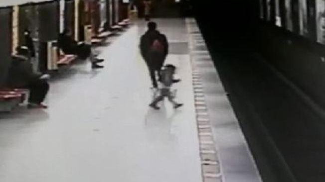 Bimbo di due anni e mezzo si lancia su binari della metro, salvato 