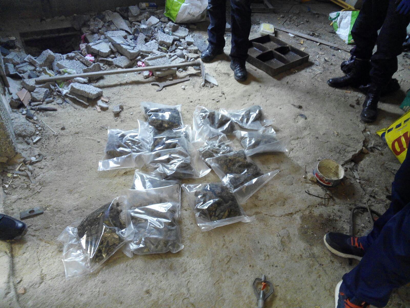 Nascondeva in cortile un chilo e mezzo di marijuana, arrestato