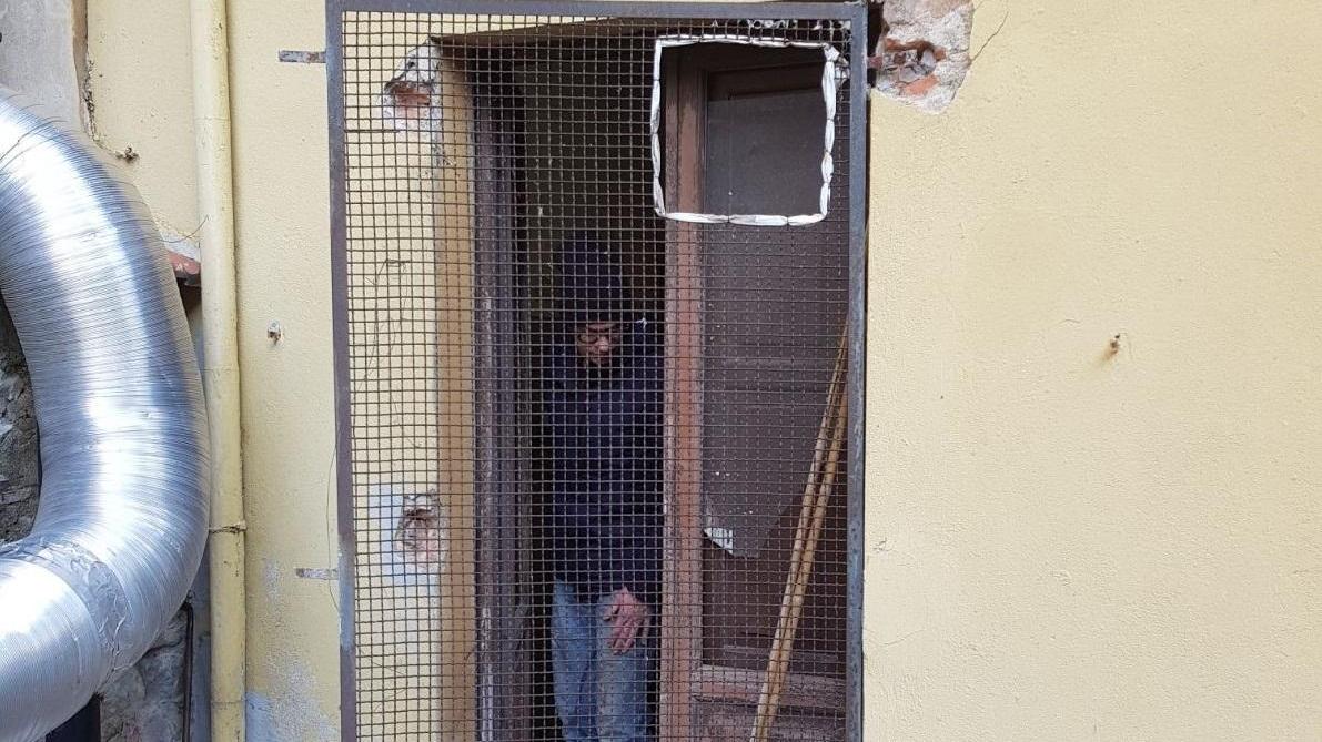 La grata divelta del negozio