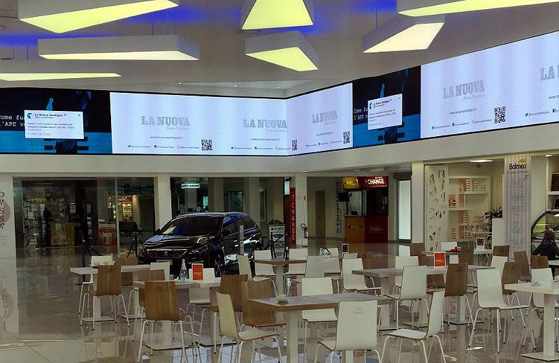 Sul maxi schermo dell'aeroporto di Alghero le news della Nuova Sardegna 