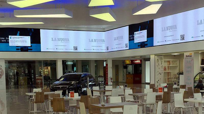 Sul maxi schermo dell'aeroporto di Alghero le news della Nuova Sardegna 