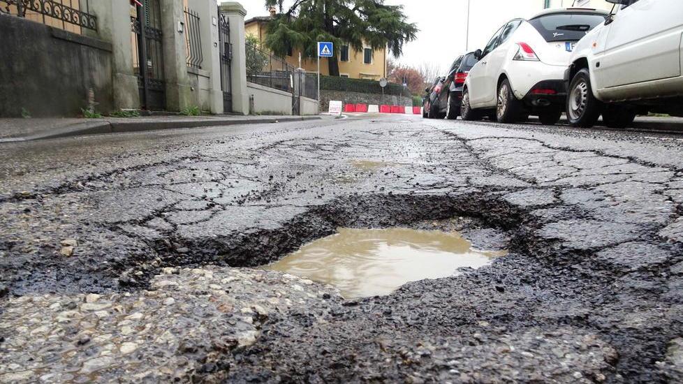 Strada dissestata dalle buche in via Toti (foto Gori)