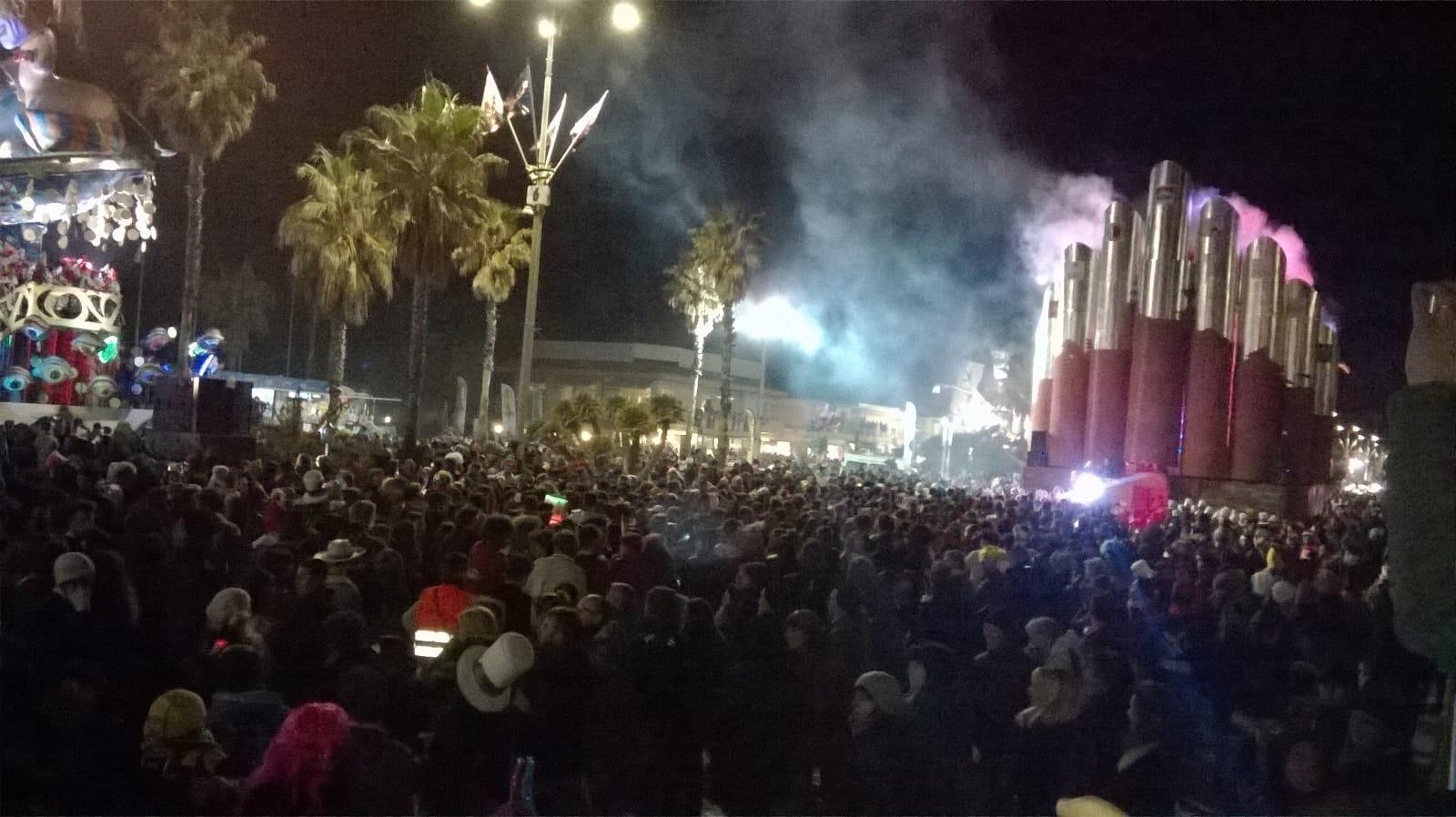 folla alla sfilata in notturna