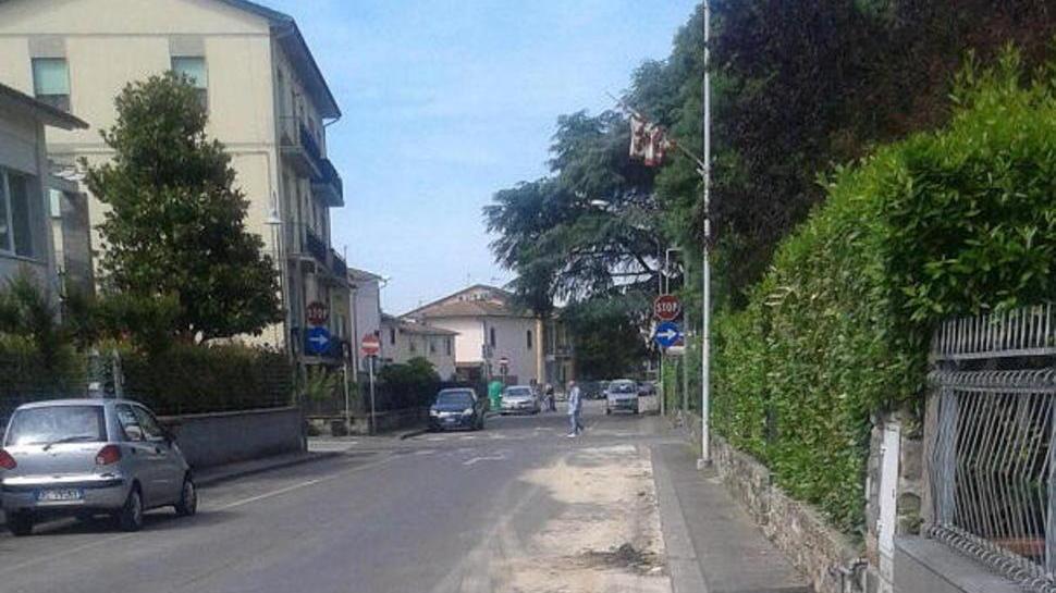 Cade per colpa dell’asfalto sconnesso: risarcita dal Comune