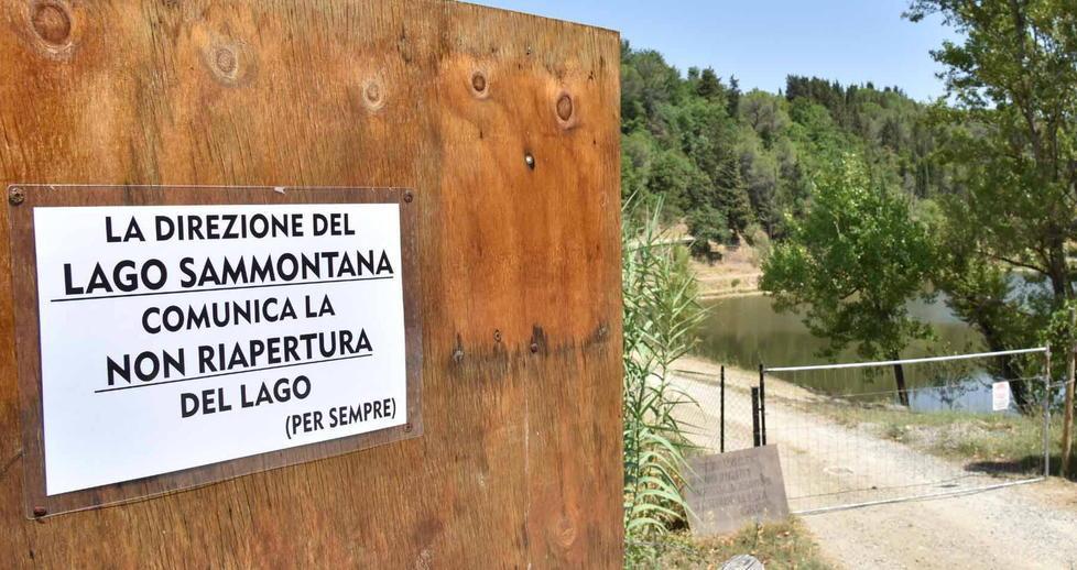 Il cartello che annuncia la chiusura del lago di Sammontana (Foto Agenzia Carlo Sestini)