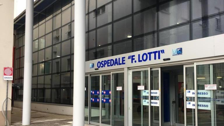 Con una vena ostruita costretto ad andare da solo in ospedale