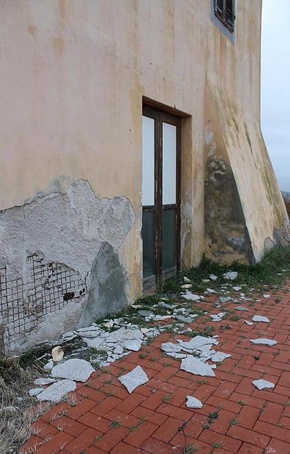 «Casale Poggetti nel degrado» sopralluogo sulle colline