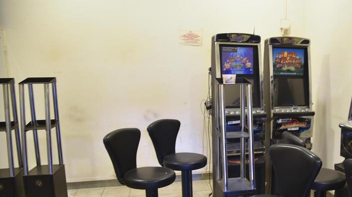 Colpo al bar: via con le slot poi restano impantanati