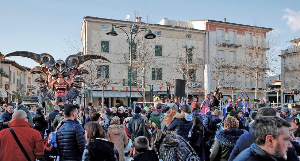Il CarnevalForte sfila a Viareggio 