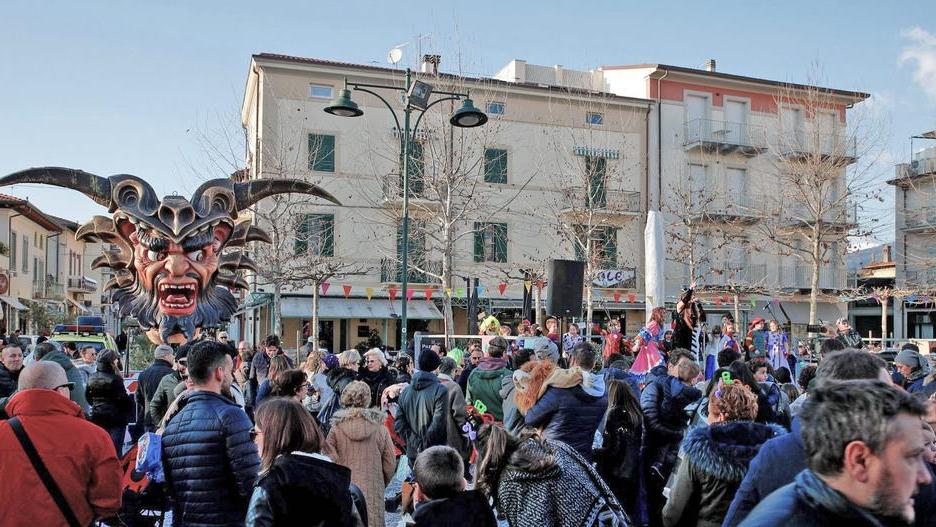 Il CarnevalForte sfila a Viareggio