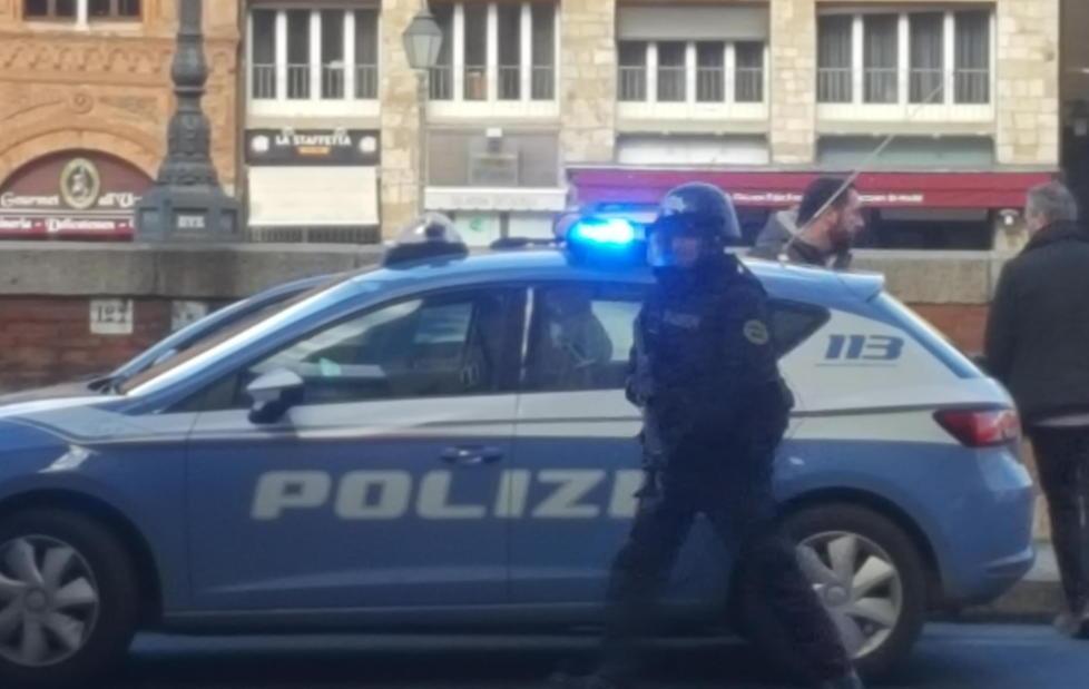 Litigano per le figlie Interviene la polizia