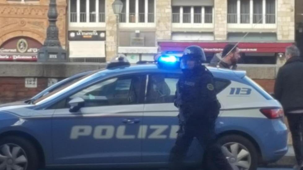 Litigano per le figlie Interviene la polizia