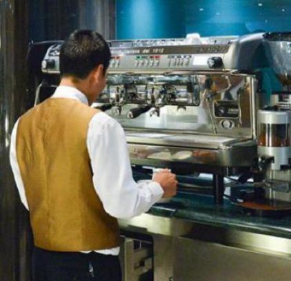 Lo storico barista del circolo Arci: «Mi dicevano: ne usciamo...» 