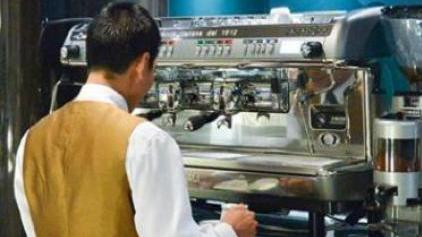 Lo storico barista del circolo Arci: «Mi dicevano: ne usciamo...»