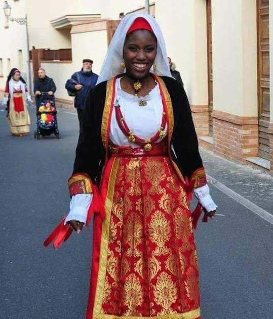 Dominicana sfila in costume dal pubblico qualche offesa