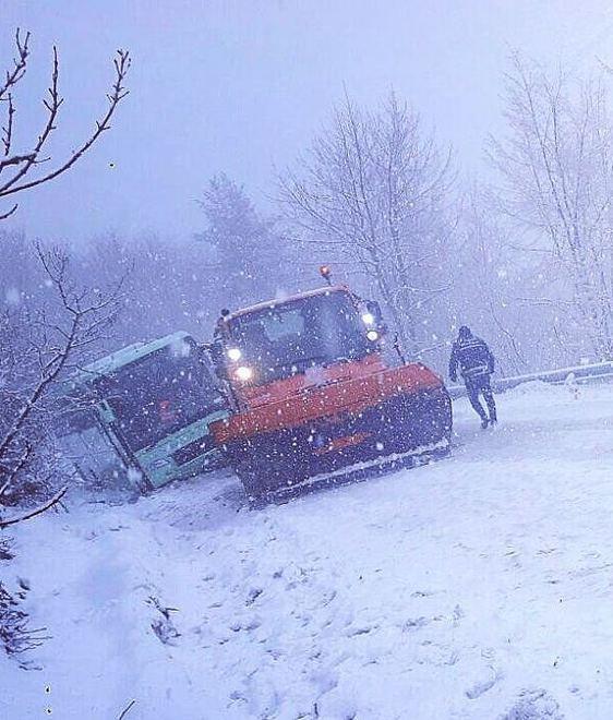 Il pullman di una gita bloccato nella neve