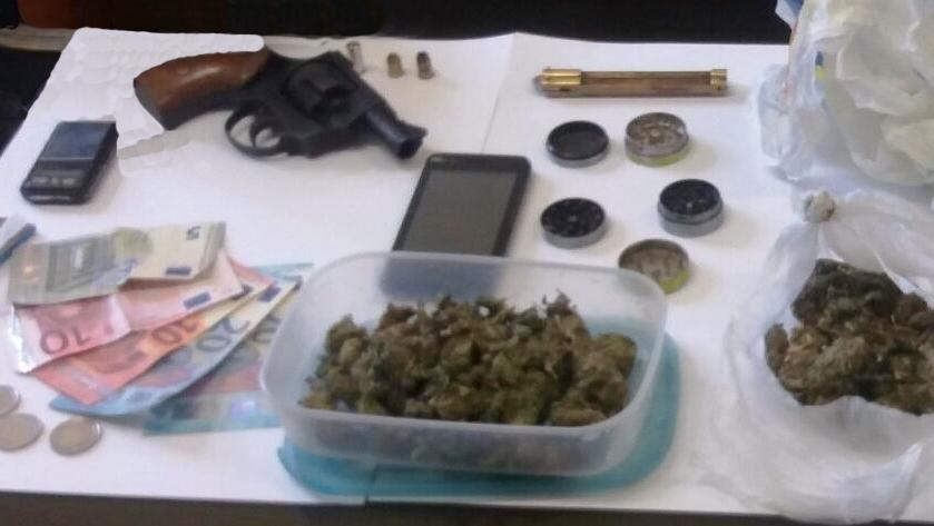 A scuola con marijuana e armi, due minorenni nei guai a Tortolì 