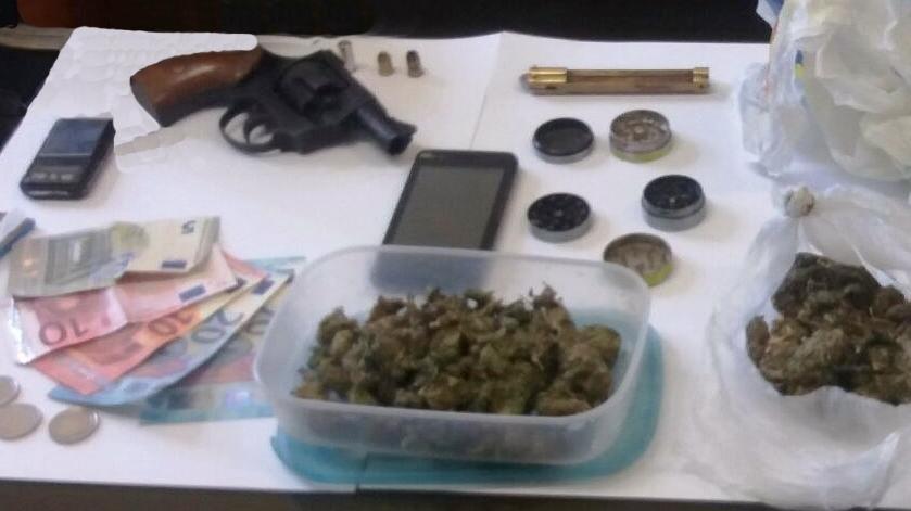 A scuola con marijuana e armi, due minorenni nei guai a Tortolì