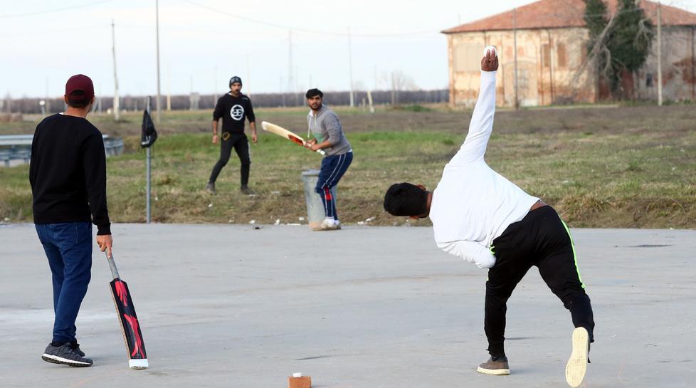 Due aree per il cricket Multe per chi gioca altrove 