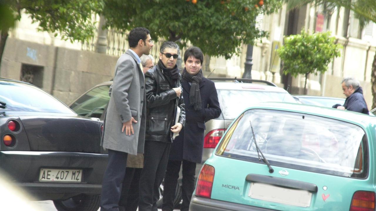 Salvatore Campus con i suoi avvocati in una foto del 2009