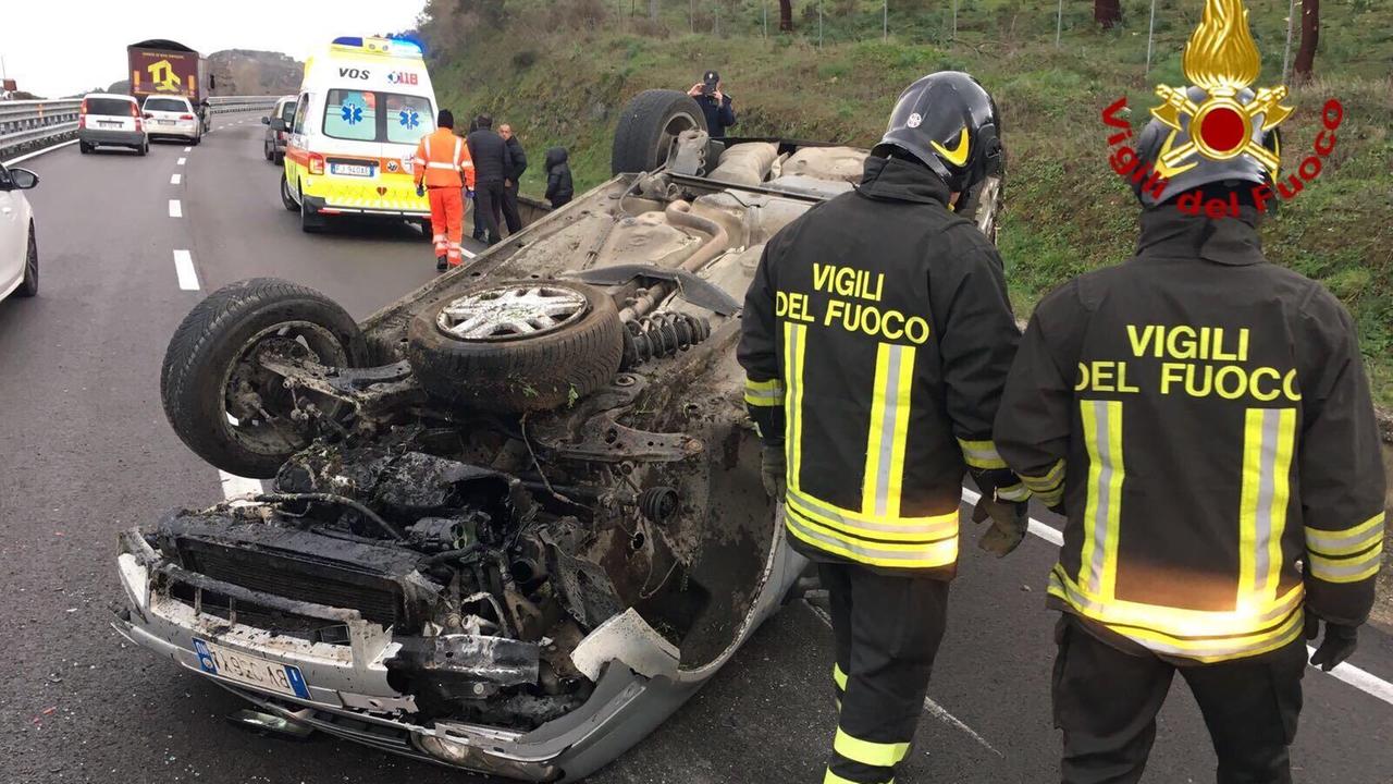 Perde il controllo dell'auto e si ribalta sulla 131 dcn