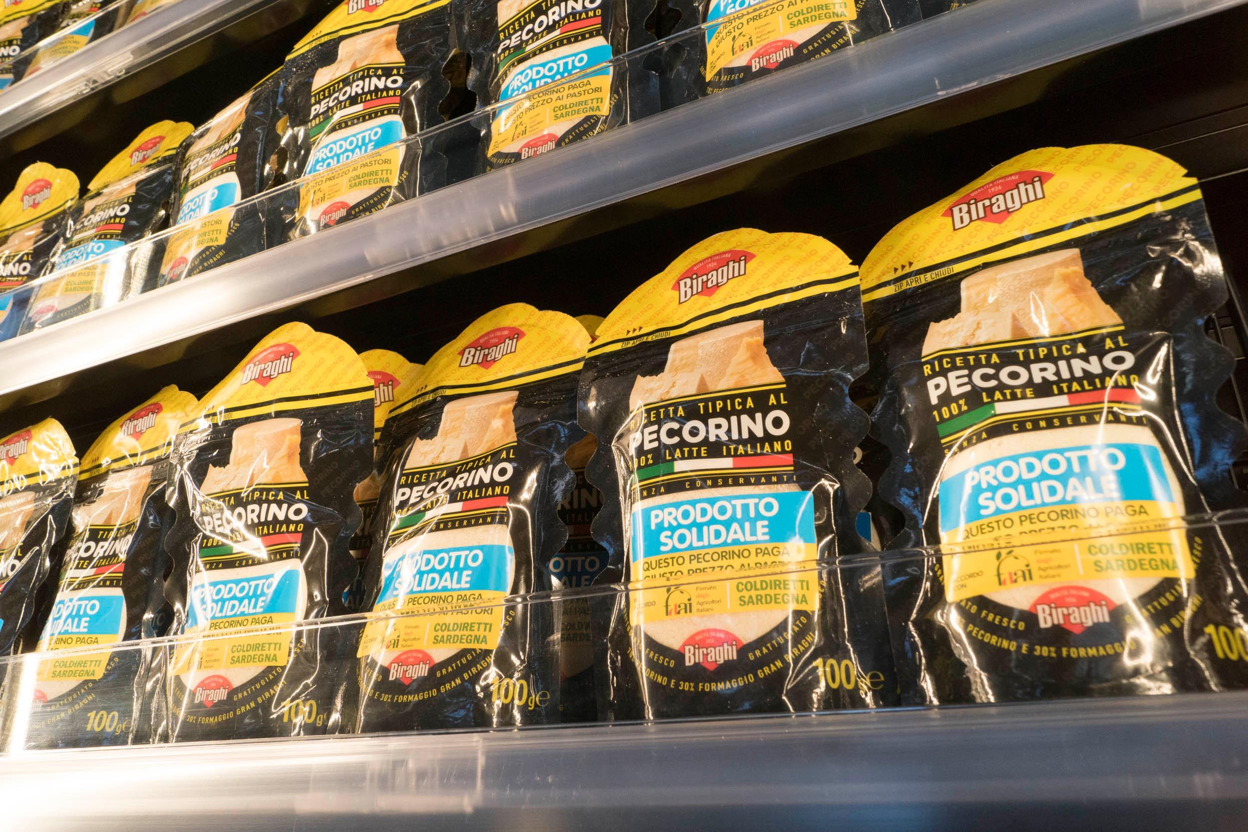 Il pecorino solidale Biraghi sugli scaffali di un negozio in Sardegna