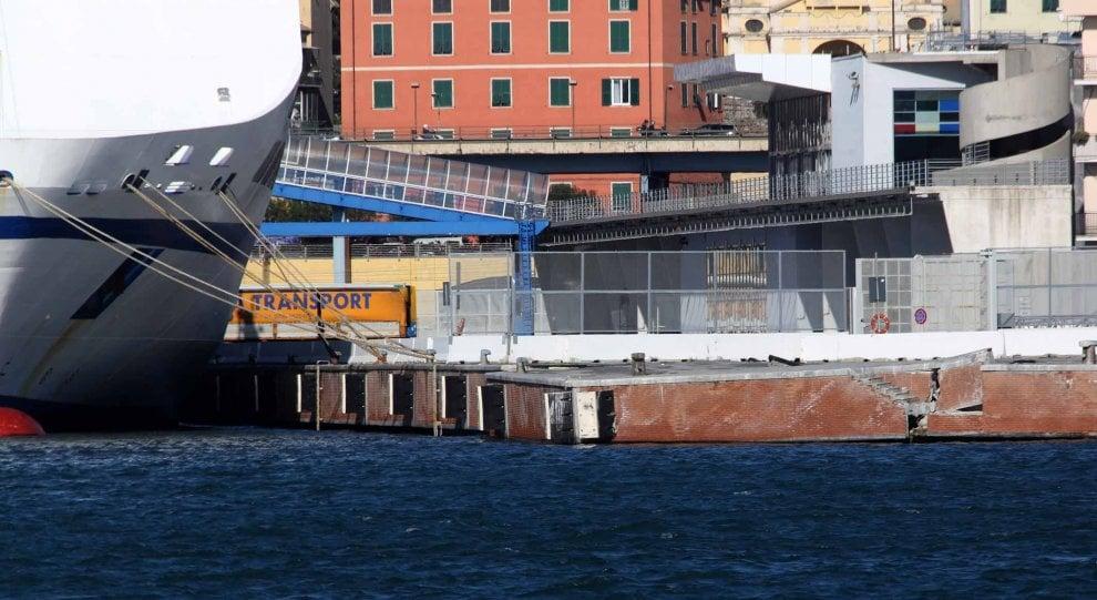 La banchina danneggiata dall'impatto della Sharden