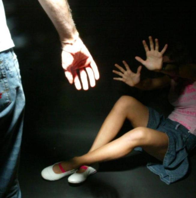 Reggio Emilia: palpeggia e molesta una 12enne, figlia di amici di famiglia 