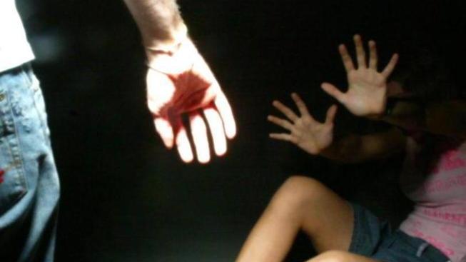 Reggio Emilia: palpeggia e molesta una 12enne, figlia di amici di famiglia