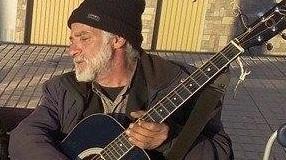 «La mia chitarra mi ha salvato» e ora Pietro suona per strada
