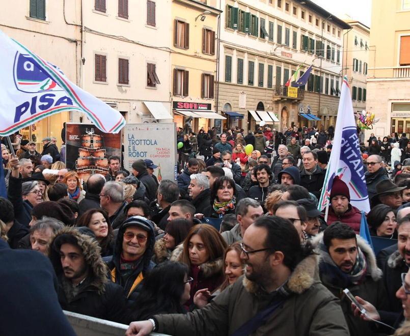 Meloni accolta dal Carnevale in piazza Cavour 