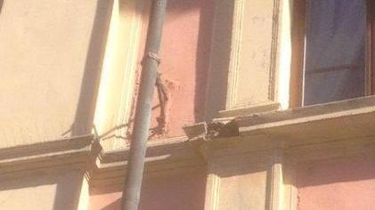 Cade un pezzo di cordolo dalla facciata della scuola