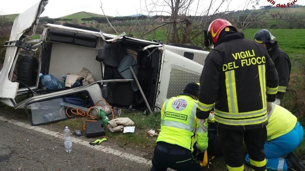 Feriti nel fuori strada con l’auto