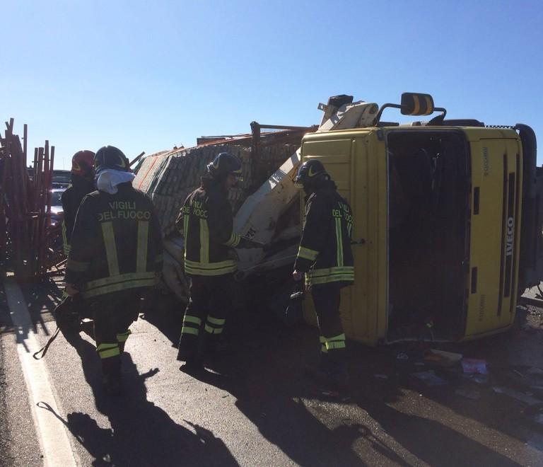 Aurelia, camion si ribalta Traffico in tilt per ore 