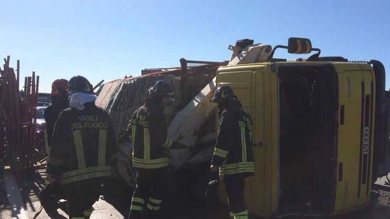 Aurelia, camion si ribalta Traffico in tilt per ore