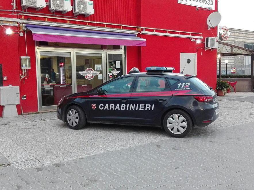 Evade dagli arresti domiciliari per bere un caffè all’Autogrill