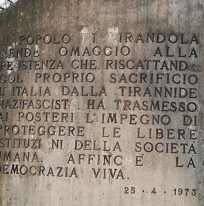 Sfregiato il monumento dedicato ai partigiani morti