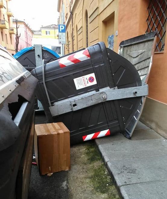 Via Sant’Orsola Cassonetti ribaltati dai vandali