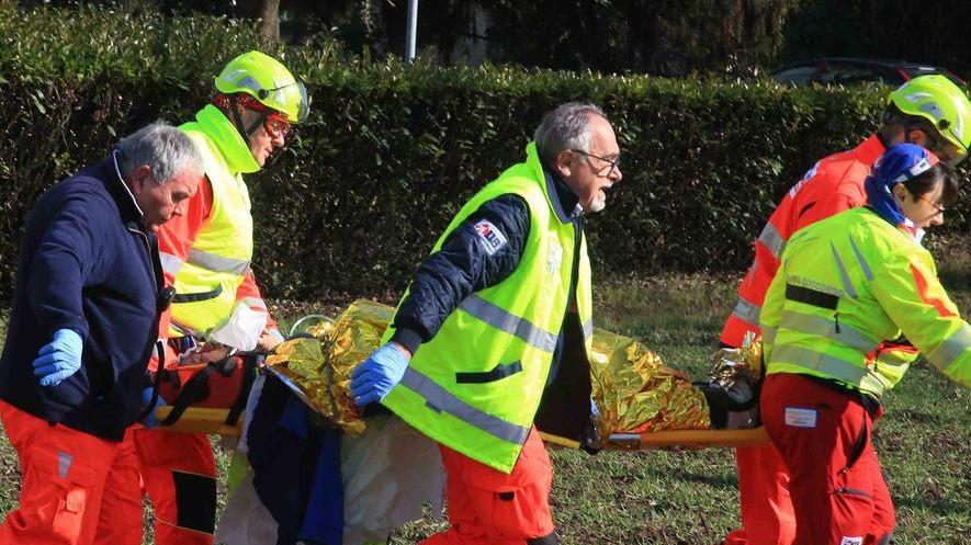 Precipita dal tetto, grave operaio 60enne